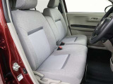 高いホールド性で運転姿勢が安定します。長距離ドライブでも疲れにくいのが魅力です。快適なドライビングライフをお送りください♪