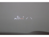 ヘッドアップディスプレイ(HUD)です。運転に必要な情報をフロントガラスの視野内に投影することで視線を外さず確認できます。視線移動や焦点調節が少なくて済むので安全性の向上に貢献します。
