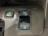 セレクトレバーの右に電子制御パーキングブレーキがあります。スイッチひとつで、停車した地点の傾斜などをシステムが検知・判断してブレーキ力を自動的に最適制御し、しっかり停車できるパーキングシステムです。
