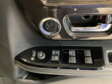 電動格納式リモコンドアミラーと、パワーウィンドウスイッチ等は運転席ドアにあります。