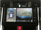 【パノラマモニター】に搭載した4つのカメラにより、車を真上から見ているような映像を表示。運転席から確認しにくい車両周囲の状況を把握できます。