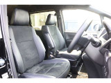 厚みがあって、座り心地のいいシート。運転席も助手席もリラックスしてゆったりと座れます。