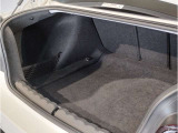 【トランクルーム】全面をファブリック処理し荷物に傷がつくのを防ぎます。ラゲージルーム照明を装着。背もたれをほぼ水平まで倒すことが出来ますので、大きな荷物の収納にも便利です。