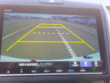 バックカメラの画像です。ガイドラインがスムースな車庫入れをサポートいたします。車庫入れの安心感がアップしますね。