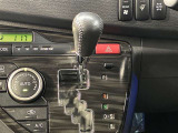 シフトレバーはインパネに配置されています。