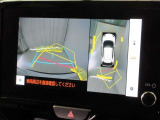 パノラミックビューモニター付きです。車両を上から見たような映像をディスプレイオーディオ画面に表示。運転席からの目視だけでは見にくい、車両周辺の状況をリアルタイムでしっかり確認できます。