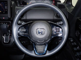 ハンドル左側にはオーディオ操作が出来るオーディオリモートコントロールスイッチ、右側にはHonda SENSINGとオートクルーズコントロールのスイッチを装備!
