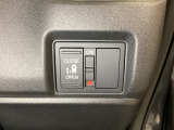 左側電動スライドドアは運転席からでも操作ができるように、ハンドル付近に開閉の操作スイッチが付いています。