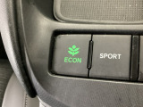 ★ECONスイッチ★ エコドライブを加速しよう!スイッチをONにすると、運転の仕方によるロスを抑え込み燃費をよくするようクルマが頑張ります(*^ー^*)燃費向上にチャレンジ♪