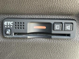 【ETC】有料道路を利用する際に料金所で停止することなく通過できる、ETC車載器(ノンストップ自動料金収受システム機器)が装備されています。セットアップを行うことで利用可能になります。