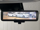 【インテリジェント ルームミラー】車両後方のカメラ映像をミラー面に映し出すので、車内の状況や、天候などに影響されずいつでもクリアな後方視界が得られます!