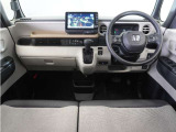 視界広々で運転しやすくロングドライブでも疲れを感じさせないすっきりとまとまったインパネ周りです。