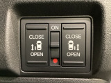 リアドアは乗り降りに便利な両側電動スライドドアです。また運転席に座っていながらスイッチ操作で自在にスライドドアを開け閉めできます。