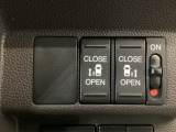 【両側パワースライドドア】両側がパワースライドドアになっており、運転席のスイッチやスマートキーでも開閉が可能です!開口部も広いので乗り降りも楽々♪