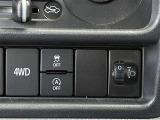4WDスイッチ、ESP OFFスイッチ、アイドリングストップシステムOFFスイッチ、光軸調整ダイヤル。