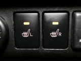 運転席と助手席には寒い時にうれしいシートヒーターが装備されてます。