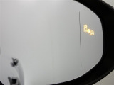 ブラインドスポットモニター装備。隣車線を走る車両を検知。ドアミラーでは確認しにくい後、側方エリアに存在する車両や急接近してくる車両も検知しドアミラーに搭載されたLEDインジケーターが点灯します。