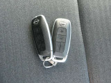 ドアロックの開閉やエンジンスタート・スライドドアの操作までもボタンひとつでOKなインテリジェントキー ポケットに入れているだけなので 雨の日などや お買い物などで荷物を持っているときにとても役立ちます