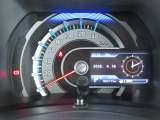 大きなスピードメーターがあり、夜間には程よい照明で視認性も良好です!