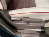 シートハイトアジャスターが付いているので運転姿勢を調整するのに便利ですね。身長に合ったシートポジションは安全運転や疲労軽減にもつながります。