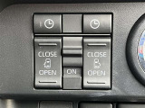 両側電動スライドドアのスイッチ付です。車内からもスイッチひとつで楽にドアの開閉が可能です。電動なので開閉時に力を使う必要がなく、半ドアになることもありません!