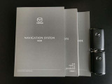 取扱説明書とナビ取扱説明書とメンテナンスノートがあり、アドバンストキーレスキーは2本あります。