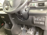 左側に高速で便利なETCがあり、また、電動スライドドア、燃費をよくするECON、横滑りを防ぐVSAなどのスイッチは、運転席の右側、手の届きやすい位置にあります。