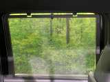 【ロールシェード】日差しや車外からの光が眩しいときにサッと引き出して使える、ロール格納タイプのサンシェードを装備。後席に乗ったお子様がウトウトしだした時など、ぜひご活用ください♪