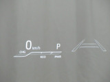 カラーヘッドアップディスプレイ付き。少ない視線移動で情報を確認できるので、運転の疲労軽減に繋がりますよ♪
