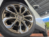 【20インチアルミホイール】外観にマッチしたアルミホイールを装着しております。各種アルミホイールや、スタッドレスタイヤも取扱いしております。是非ご相談ください♪