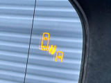 【ブラインドスポットモニター】走行中、ドアミラーの死角になりやすい箇所に後続車が接近するとサイドミラーのレンズに警告を表示!ドライバーに注意喚起をしてくれます。