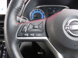本革巻ステアリング(抗菌仕様)には、ステアリングスイッチ付きで、指先だけの操作でオーディオやモニターの設定など各種操作が可能です(^^♪ハンズフリーのスイッチはステアリング右側にあります。