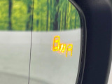 【ブラインドスポットモニター】走行中、ドアミラーの死角になりやすい箇所に後続車が接近するとサイドミラーのレンズに警告を表示!ドライバーに注意喚起をしてくれます。