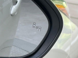 【ブラインドスポットモニター】走行中、ドアミラーの死角になりやすい箇所に後続車が接近するとサイドミラーのレンズに警告を表示!ドライバーに注意喚起をしてくれます。