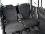 2列目シートは座面がフラットになっており、乗り降りがしやすくなっております。