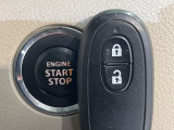 【キーレススタートシステム】カバンやポケットに入れたままでもドアの施錠・解錠が可能なスマートキーを装備。エンジンのオン・オフ時もカギを取り出す必要が無いからとっても便利です♪
