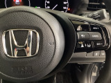 ハンドルにHondaセンシング系のクルーズコントロールやレーンキープアシストなどのスイッチが装備されています。ハンドルから手を離さず安全に操作できます。