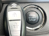 【キーレススタートシステム】カバンやポケットに入れたままでもドアの施錠・解錠が可能なスマートキーを装備。エンジンのオン・オフ時もカギを取り出す必要が無いからとっても便利です♪