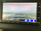 【バックカメラ】運転が苦手な方も車庫入れラクラクです!ギアをリバースに入れれば自動的に切り換わりますので、面倒な操作は不要です♪狭い駐車場もお車を傷つけず安心ですね!