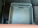 助手席シートの座椅子の下にシートアンダーボックスがあり、収納に便利です。