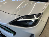 【LEDヘッドライト】悪天候や夜間走行時も良好な視界を確保し安心して運転できる高輝度LEDヘッドライトを装備!点灯速度が早く、消費電力も抑えられています