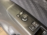 狭い駐車場で便利な電動格納ドアミラーが付いています。