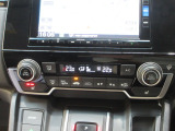 オートエアコンは左右席で独立温度コントロールが可能です。運転席はキンキンに冷やして助手席はマイルドにと言った設定が可能です☆暑さ寒さでケンカすることもなくなりますね♪