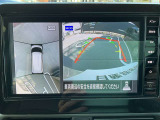 アラウンドビューモニターです。4つのカメラからの映像を合成・処理することで空から見下ろすような視点で周囲を確認でき、駐車時のクルマの位置確認がスムーズになります。