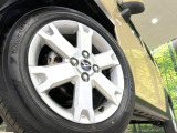 【純正15インチアルミホイール】外観にマッチした純正アルミホイールを装着しております。各種社外アルミホイールや、スタッドレスタイヤも取扱いしております。是非ご相談ください♪