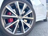 ●純正18インチアルミホイール:輸入車ならではの卓越した走りを支えるホイールと足回りです!日本車の走りに慣れている方にもぜひ体感して頂きたいほど、高いレベルでまとまっています!