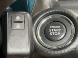 【キーレススタートシステム】カバンやポケットに入れたままでもドアの施錠・解錠が可能なスマートキーを装備。エンジンのオン・オフ時もカギを取り出す必要が無いからとっても便利です♪