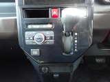 シフトとエアコンです。オートエアコン装備。温度設定が出来て、室内快適ですよ。