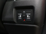 【両側電動スライド】スライドドアは両側電動スライドドアになっております。運転席からの開閉も出来、リモコンキーでも離れたところから開閉出来ますので大変便利な装備です。