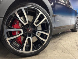 ●純正19インチアルミホイール:輸入車ならではの卓越した走りを支えるホイールと足回りです!日本車の走りに慣れている方にもぜひ体感して頂きたいほど、高いレベルでまとまっています!